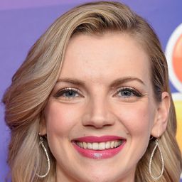 凱拉·奇爾默 飾演 Charlotte Holloway