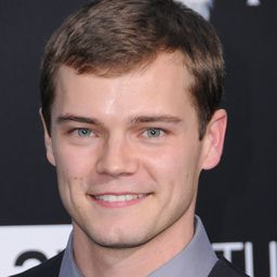 Shane Graham 飾演 Hank