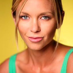 Sara Kova 飾演 Jade