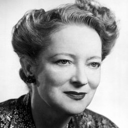 Peggy Wood - A Star Is Born演員 飾演Miss Phillips