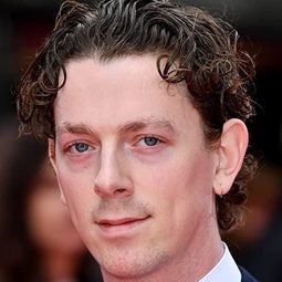 Edward Davis - EMMA：上流貴族演員 飾演Charles