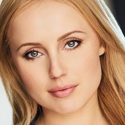 Lilian Lev 飾演 Janet