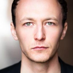 Alexander Mercury 飾演 Dimitri