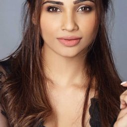 黛西·薩 飾演 Sanjana Singh