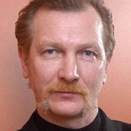 Viktor Bychkov 飾演 Kuznets