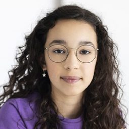 Ines Feghouli Bozon 飾演 Little Girl #1