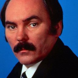 Kevin Lloyd 飾演 Bailey