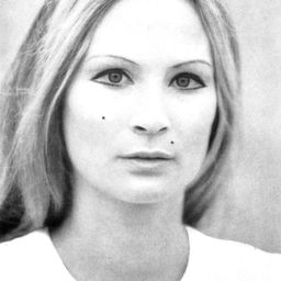 Carmen Scarpitta 飾演 