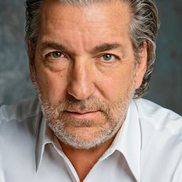 Dennis LaValle 飾演 Captain Lyle Lewis