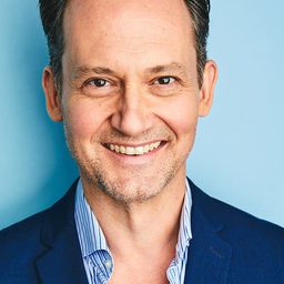 Johnny Sneed 飾演 Teddy