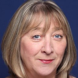 Nora Connolly 飾演 Beatrice