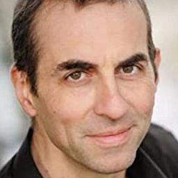 Nicholas Mead 飾演 le soldat blessé