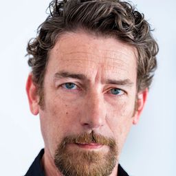 Marcello Urgeghe 飾演 L'agent de Margo