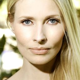 蘇菲亞·英格 飾演 Miss Lippenrieder