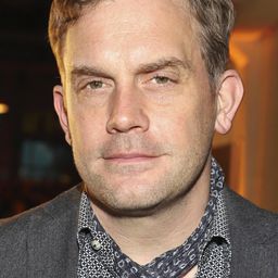 Sebastian Bezzel 飾演 Ruben Maertens