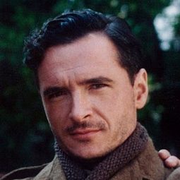 Andrea Prodan 飾演 Del Fiore