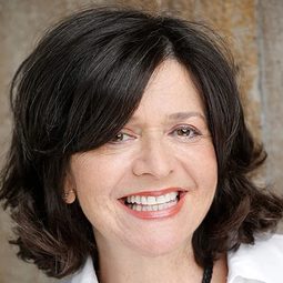 Lenora May 飾演 Julie