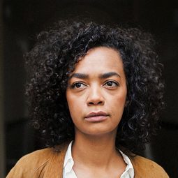 Sithembile Menck 飾演 Elisabeth Juhasz