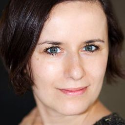 Sesil Plezhe 飾演 Lilian