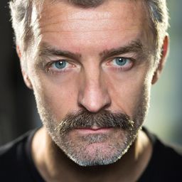 Gabriel Constantin 飾演 Officer Essegian