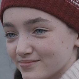 Emma O'Farrell 飾演 Evie Bower