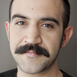 Emrah Ozdemir 飾演 