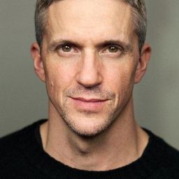 Viv Weatherall 飾演 David