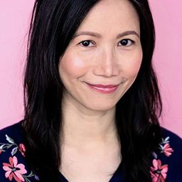 Elyse Dinh 飾演 Red Cross Volunteer