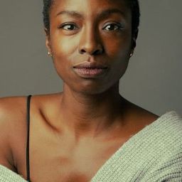 Manda Touré 飾演 Dr. Aïssa Sissoko