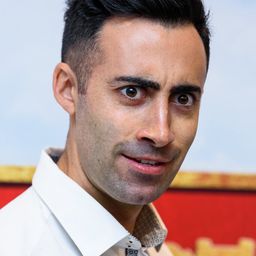 Richard David-Caine 飾演 Line