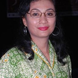 Nungky Kusumastuti 飾演 Bidan