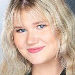 Bailey Stender 飾演 Debbie