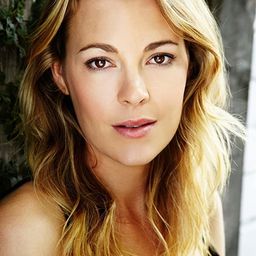 Mirrah Foulkes 飾演 Cop #1