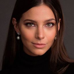 蕾娜塔·曼特羅拉 飾演 Renata