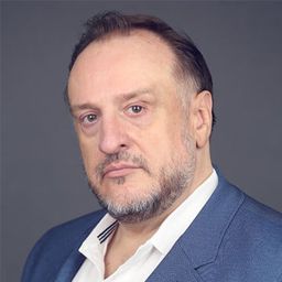 費南度·艾比祖 飾演 Elías