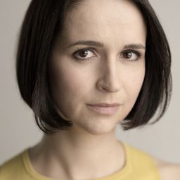 Cristina Catalina 飾演 Eva