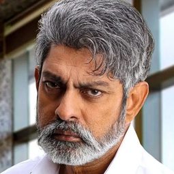 Jagapati Babu 飾演 