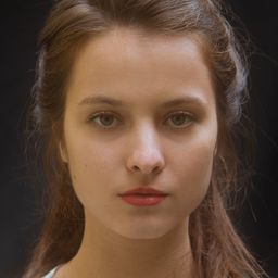 Elina Vildanova 飾演 Aylin