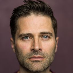 Charles Hagerty 飾演 