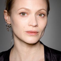 瑪薇·荷比格 飾演 Sabine