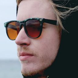 Fredrik S. Hana 飾演 Frank (30)