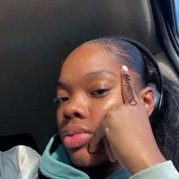 克莉絲朵 飾演 Lianne