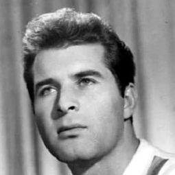 Rogelio Guerra 飾演 Mateo