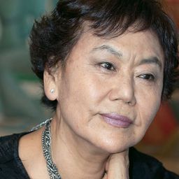 Baek Su-Ryeon 飾演 Dong-ho's Grandmother