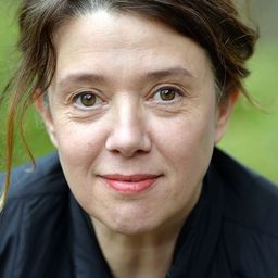 Mama Prassinos 飾演 Christine Chardoul