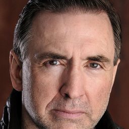 Michael J. Gwynn 飾演 Police Officer Holmes