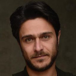 塔里克·雅各布 飾演 Karim