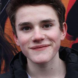 Quirin Oettl 飾演 Julian