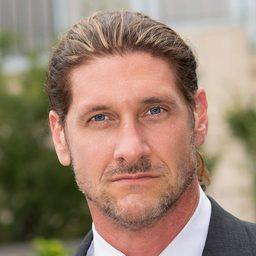 Michael Wayne Foster 飾演 Goliath