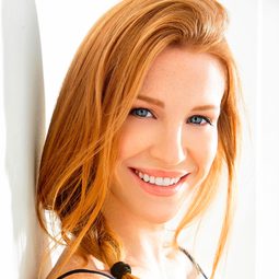 Leslie Stratton 飾演 Lily